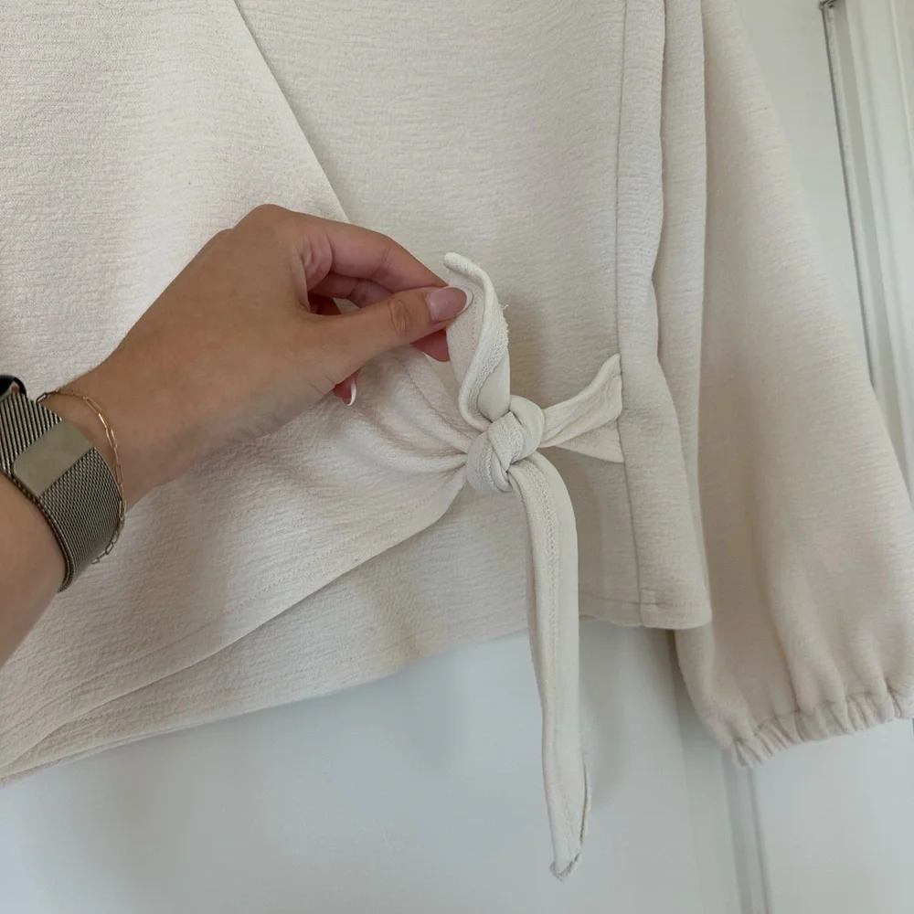 TEXTURE & THREAD MADEWELL Crepe Wrap Top Long Sleeve V-Neck White Cream Ivory S - Picture 2 of 5